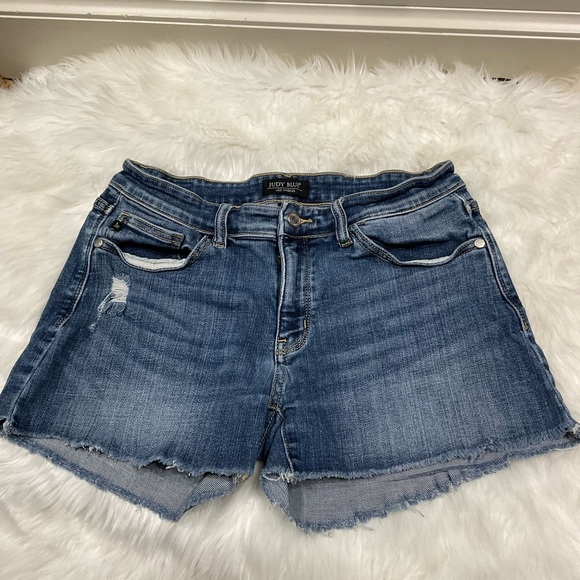 Judy Blue Denim Shorts Medium Wash - Picture 2 of 13